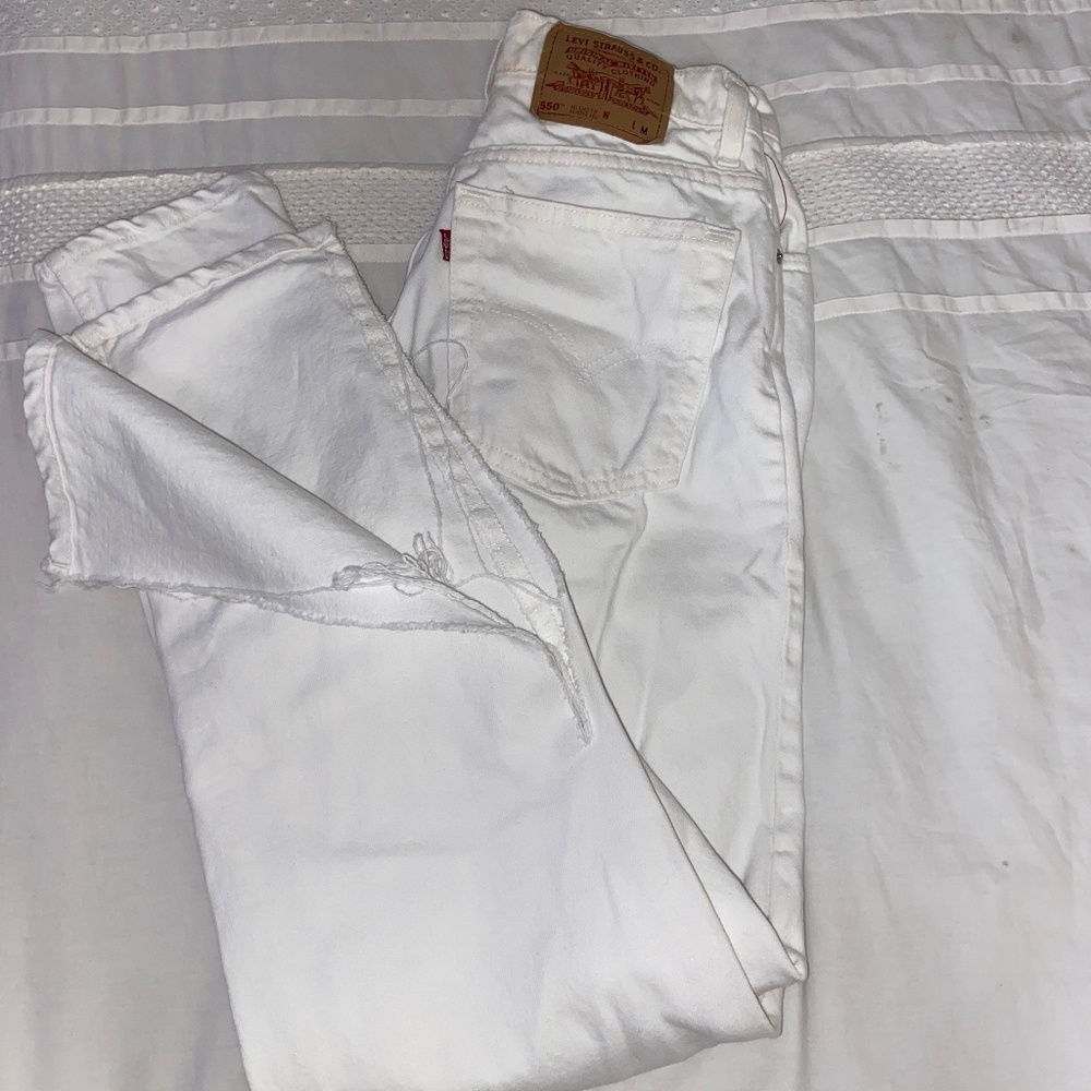 White Levi's 550 Jeans